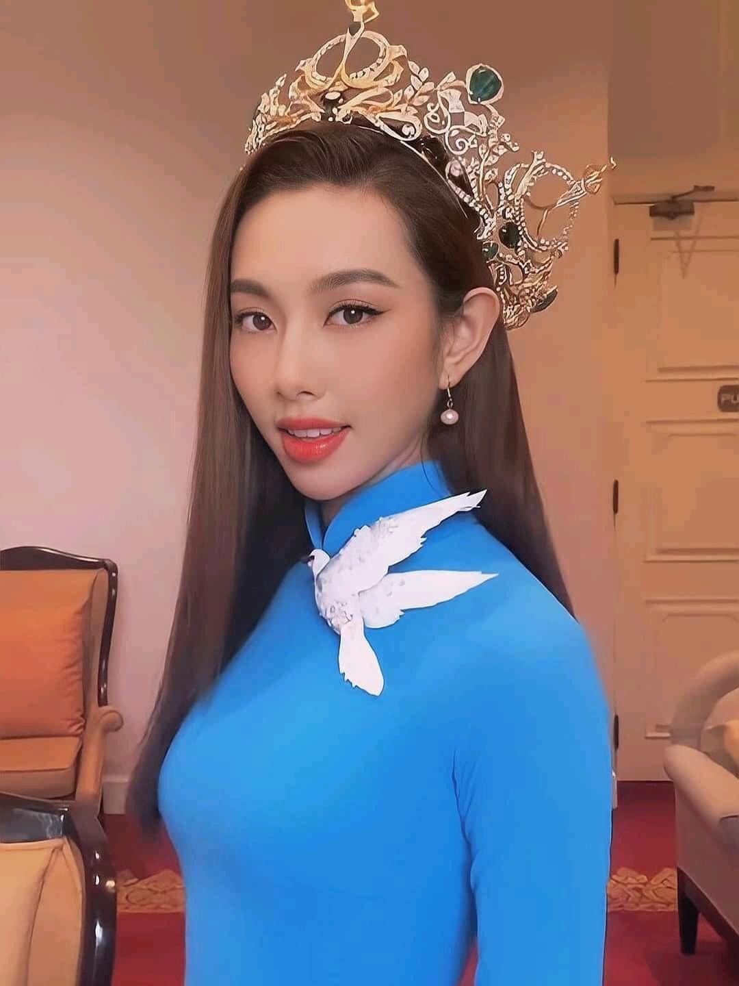 Người đẹp thướt tha, nền nã trong trang phục truyền thống. 