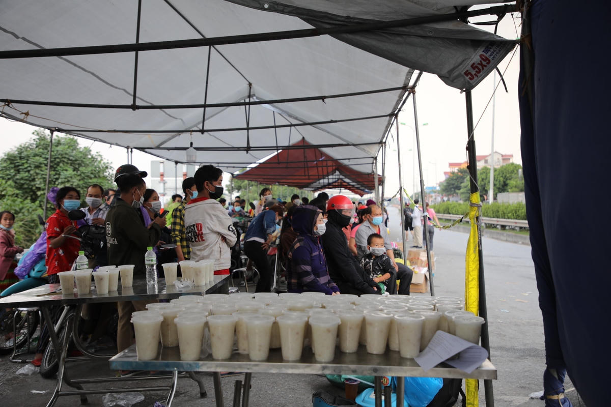 Nhiều địa phương hỗ trợ người dân từ các tỉnh miền Nam trở về quê nhà.