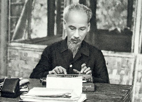 Chủ tịch Hồ Chí Minh, người khai sinh nền báo chí cách mạng Việt Nam.