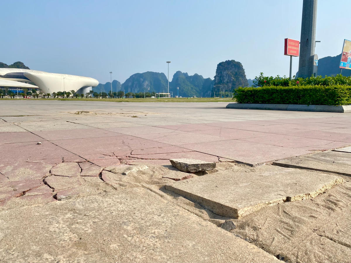 [ẢNH] TP Hạ Long: Quảng trường 30-10 xuống cấp nghiêm trọng
