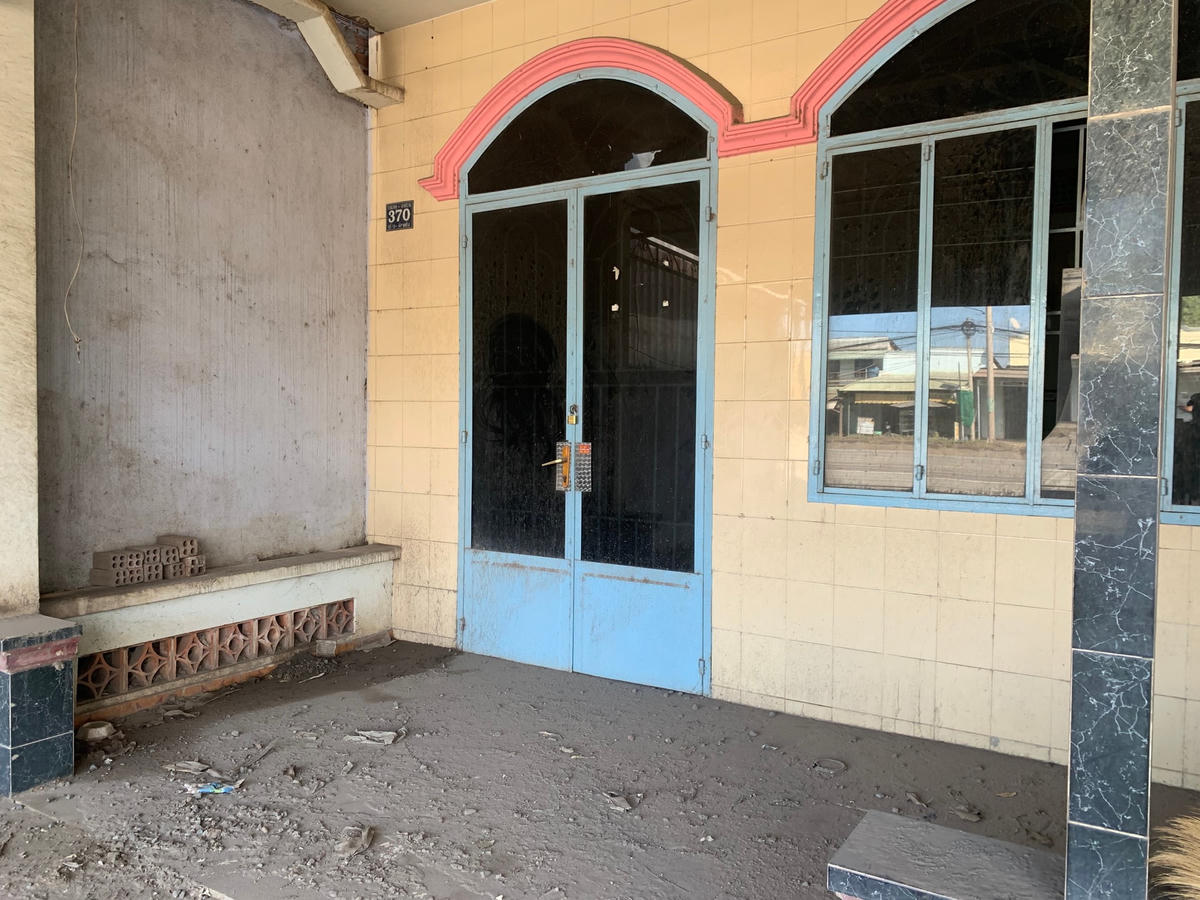 Bụi xếp lớp trước sân một căn nhà đã bỏ trống.