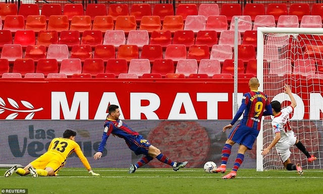Messi ấn định chiến thắng 2-0 cho Barcelona ở phút 85.  
