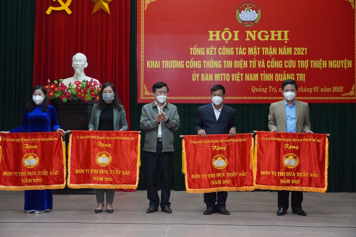 Ông Đào Mạnh Hùng, Chủ tịch Uỷ ban MTTQ Việt Nam tỉnh Quảng Trị tặng Cờ thi đua xuất sắc cho các tập thể.