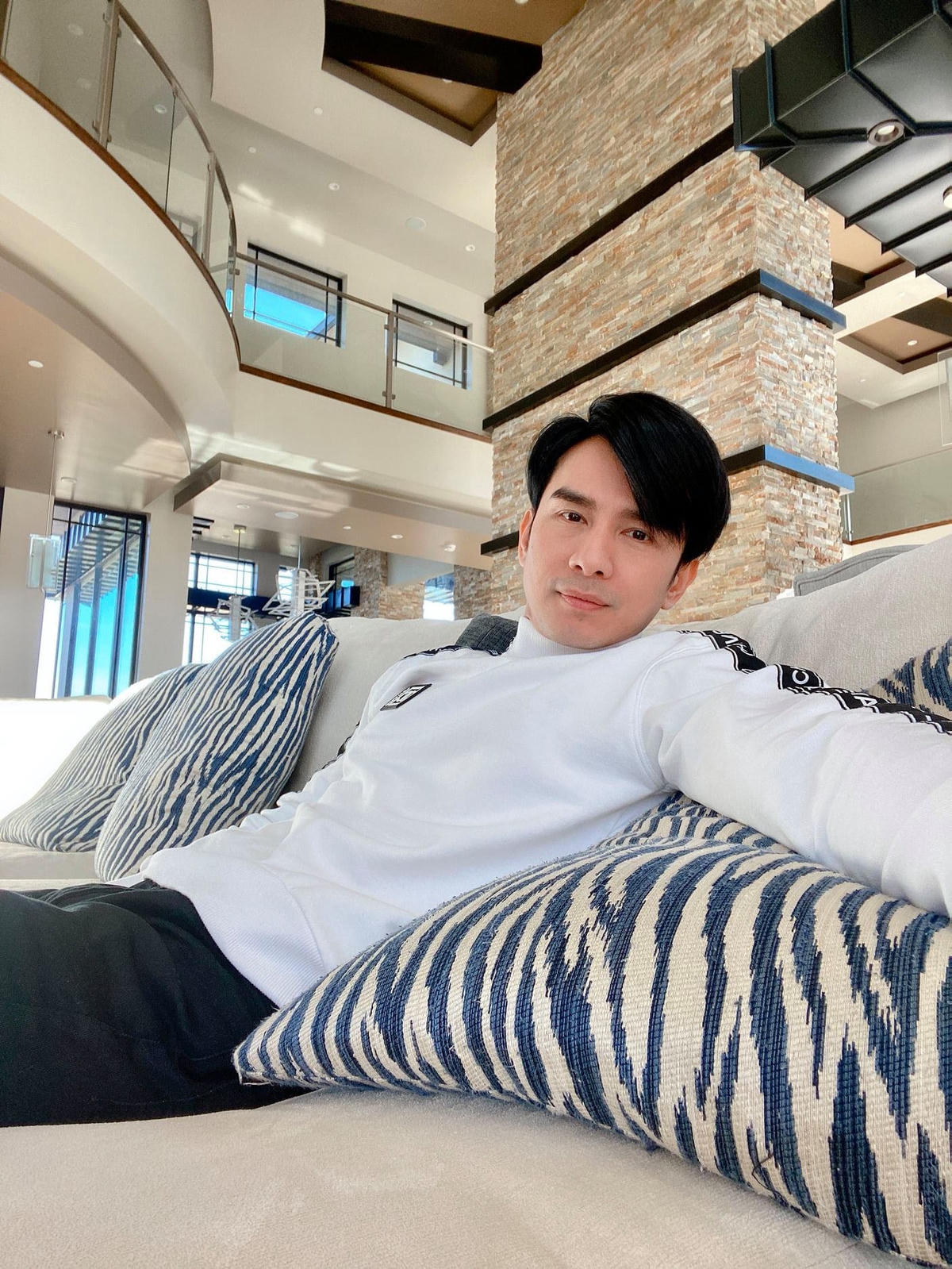 Anh Bo Đan Trường dù đang ở Mỹ đoàn tụ cùng gia đình nhưng cũng không quên đăng hình kêu gọi Fan ủng hộ Liveshow đầu tiên của đàn em Trung Quang.