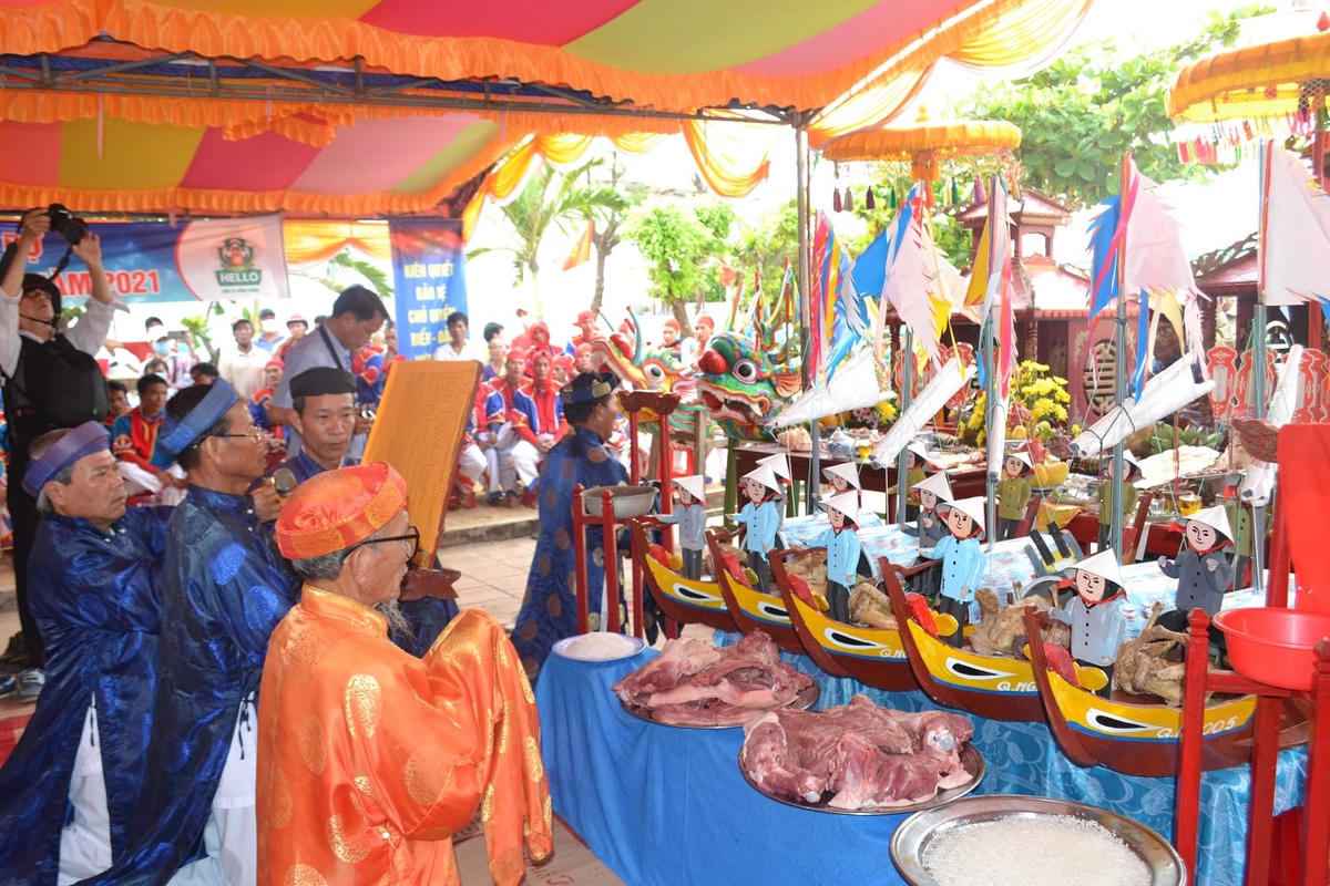 Nghi thức Lễ KLTL Hoàng Sa tại Đình làng An Vĩnh.
