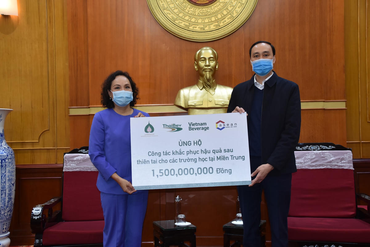 Phó Chủ tịch Phùng Khánh Tài tiếp nhận số tiền ủng hộ 1,5 tỷ đồng từ bà Trần Kim Nga - Tổng Giám đốc Vietnam Beverage 
