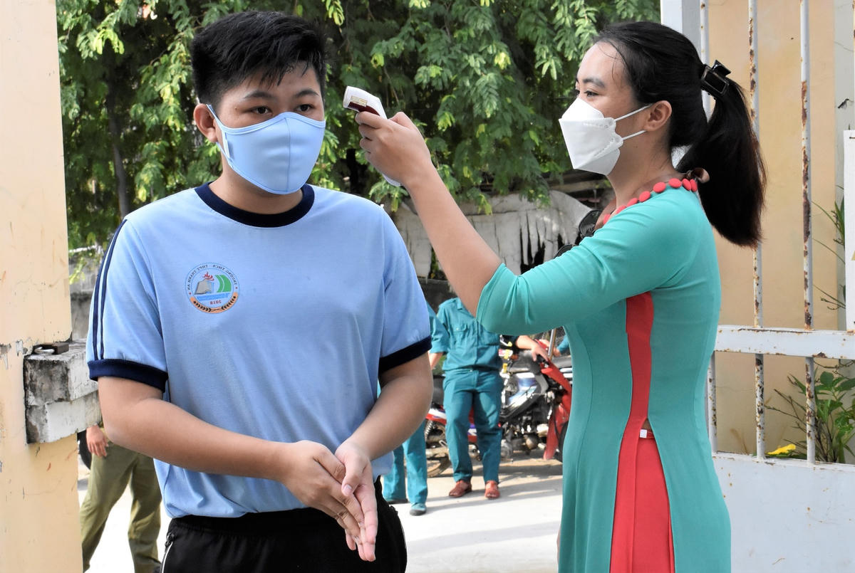 Học sinh tới trường sẽ được kiểm tra sức khỏe hàng ngày. Ảnh: Đoàn Xá.