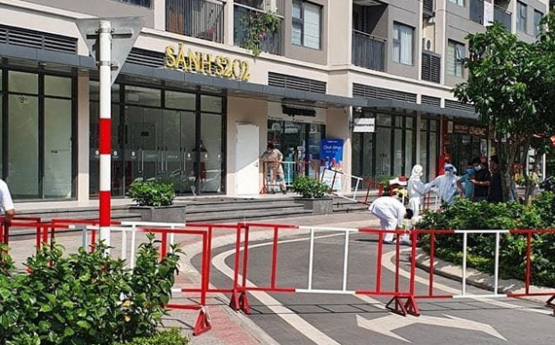 Tòa nhà S202 chung cư Vinhomes OceanPark (Đa Tốn, Gia Lâm) hiện đang được lập rào, lực lượng y tế tiến hành phun khử khuẩn. Ảnh: H.Q.