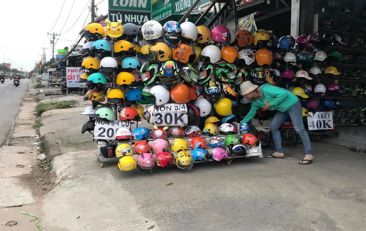 Nhiều loại mũ kém chất lượng vẫn bày bán tràn lan ở TP HCM.