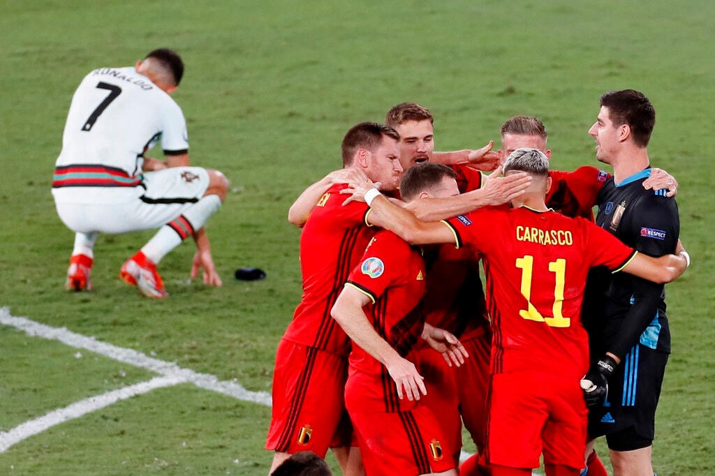 Hình ảnh tương phản càng khắc họa thêm nỗi đau của C.Ronaldo. Đây có thể là những hình ảnh cuối cùng của CR7 ở giải Euro. Ở giải đấu lần tới (năm 2024), cầu thủ này sẽ bước sang tuổi 39.