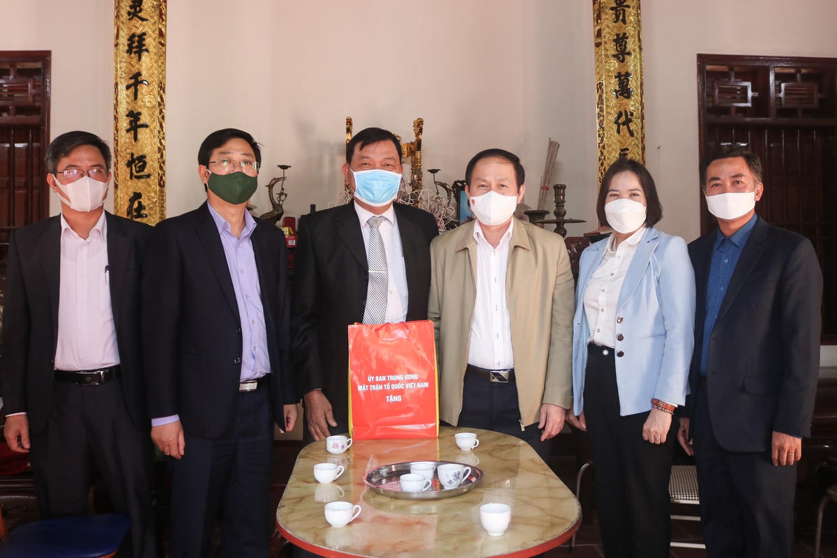 Phó Chủ tịch - Tổng Thư ký Lê Tiến Châu tới thăm hỏi, tặng quà gia đình chính sách trên địa bàn huyện Kim Động.