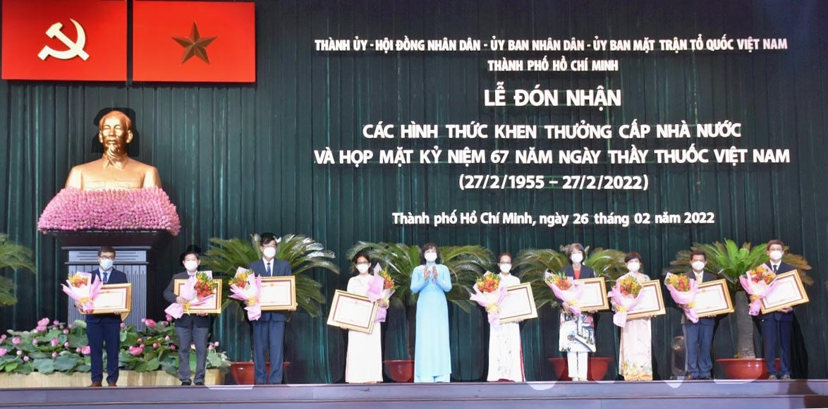 Các y bác sĩ nhận Bằng khen của Thủ tướng Chính phủ.  