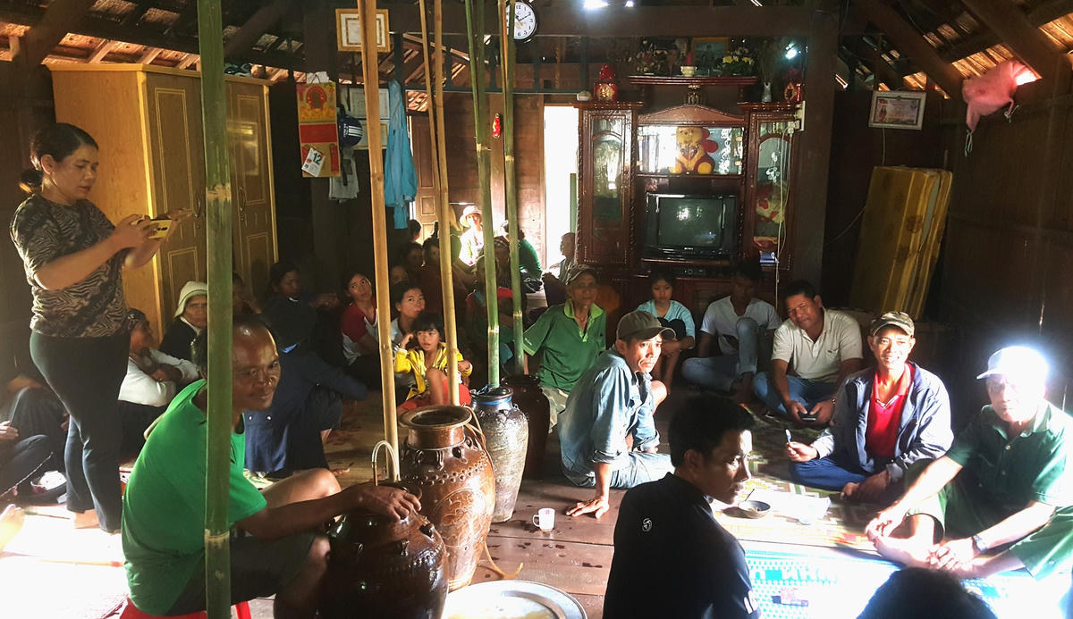 Cô H’ Brai đang ghi lại lễ ăn hỏi truyền thống của người Mnông ở buôn Tul, xã Yang Mao.