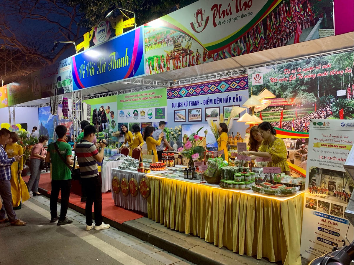 Không gian gian hàng tỉnh Phú Thọ và Thanh Hóa thu hút thực khách.