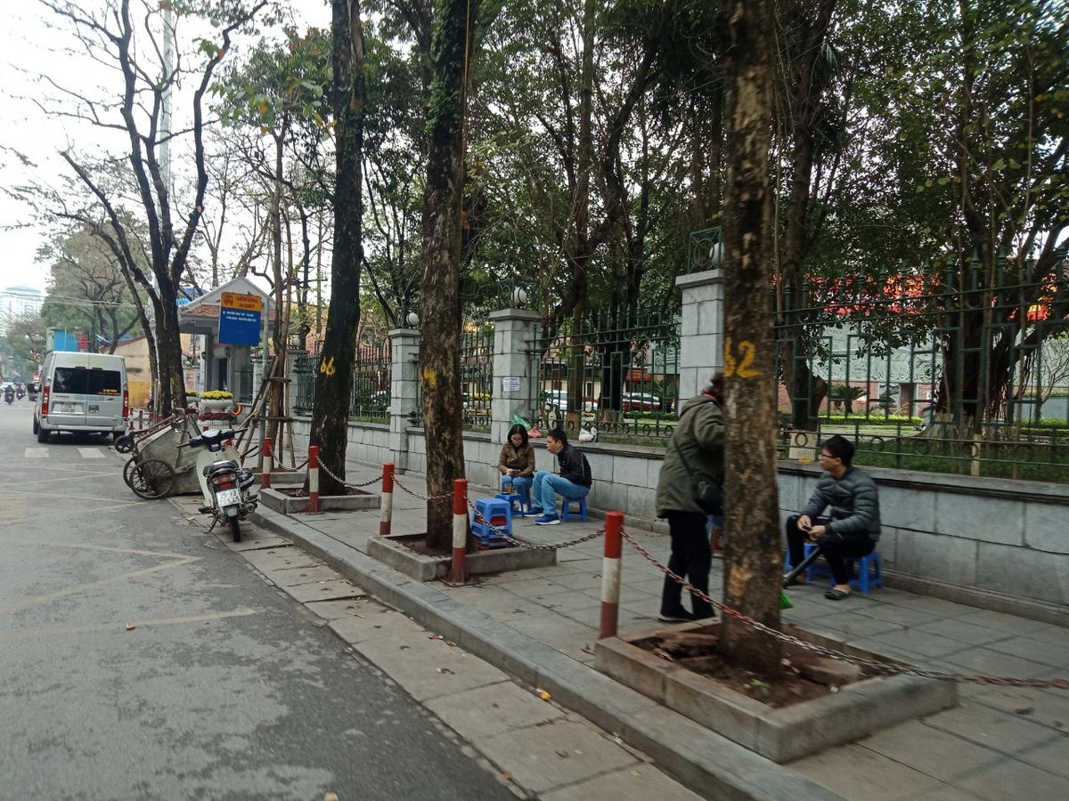 [ẢNH] Hà Nội: Quán ăn, trà đá vỉa hè vẫn mở bán tràn lan