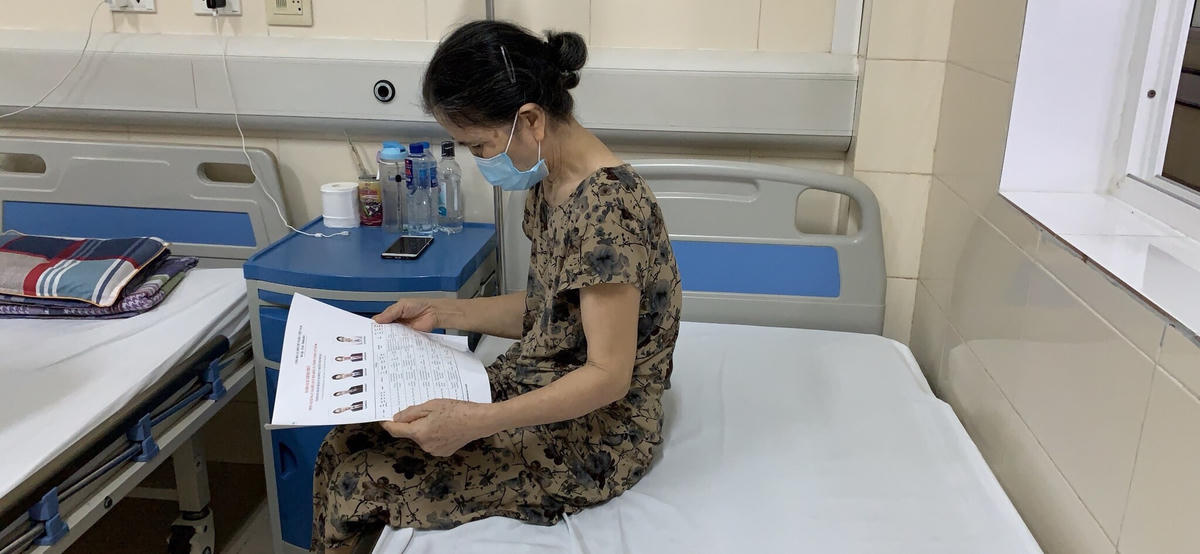 Nhân viên y tế gửi danh sách ứng viên bầu cử đại biểu Quốc hội và Hội đồng nhân dân các cấp tới các cử tri là bệnh nhân đang điều trị tại Bệnh viện K.