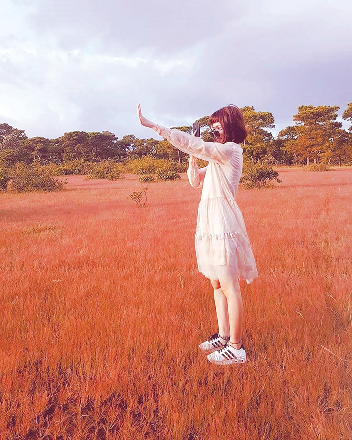 Giới trẻ đến “check in” ở đồi cỏ hồng Đăk Đoa.