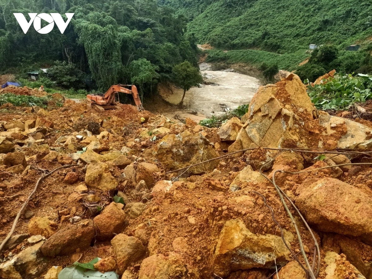 Hiện trường vụ lở núi vùi lấp khu nhà ở công trình Thủy điện Rào Trăng 3