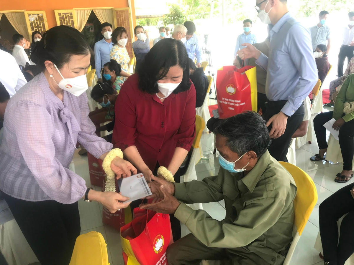 Bà Bùi Thị Minh Hoài và bà Trương Thị Ngọc Ánh trao quà cho người nghèo tại chùa Tông Kim Quang.