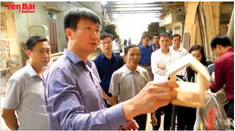 Lãnh đạo của tỉnh Yên Bái thăm hỏi, động viên người dân lao động sản xuất.