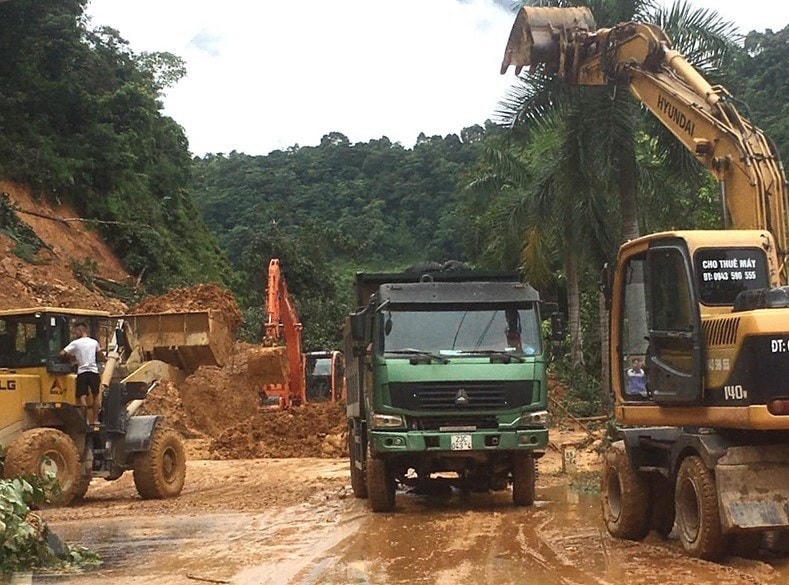 Các đơn vị thi công đưa các phương tiện, máy móc khẩn trương xử lý khu vực sạt lở trên Quốc lộ 2, đoạn từ thành phố Hà Giang đi huyện Vị Xuyên. (Ảnh: Minh Tâm/TTXVN).