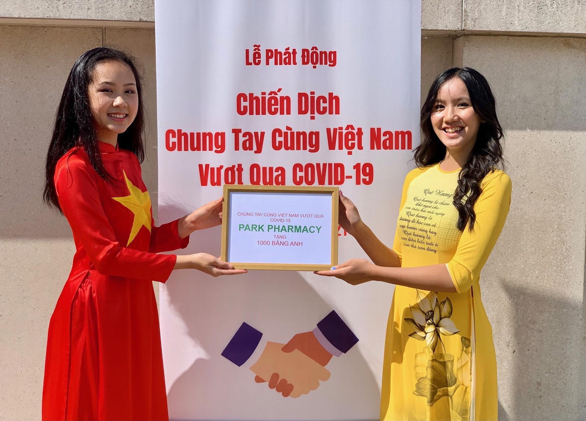 Hai bạn trẻ đại diện cho Ban tổ chức tiếp nhận ủng hộ từ một doanh nghiệp.
