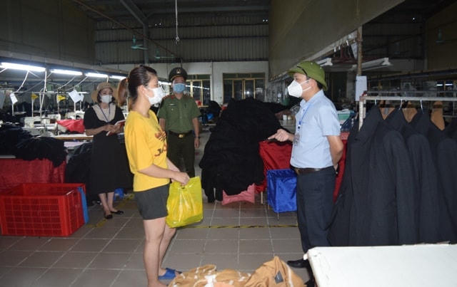 Đoàn kiểm tra của huyện Nam Sách phát hiện Công ty TNHH May mặc quốc tế Phú Nguyên đang có một số công nhân làm việc tại xưởng.