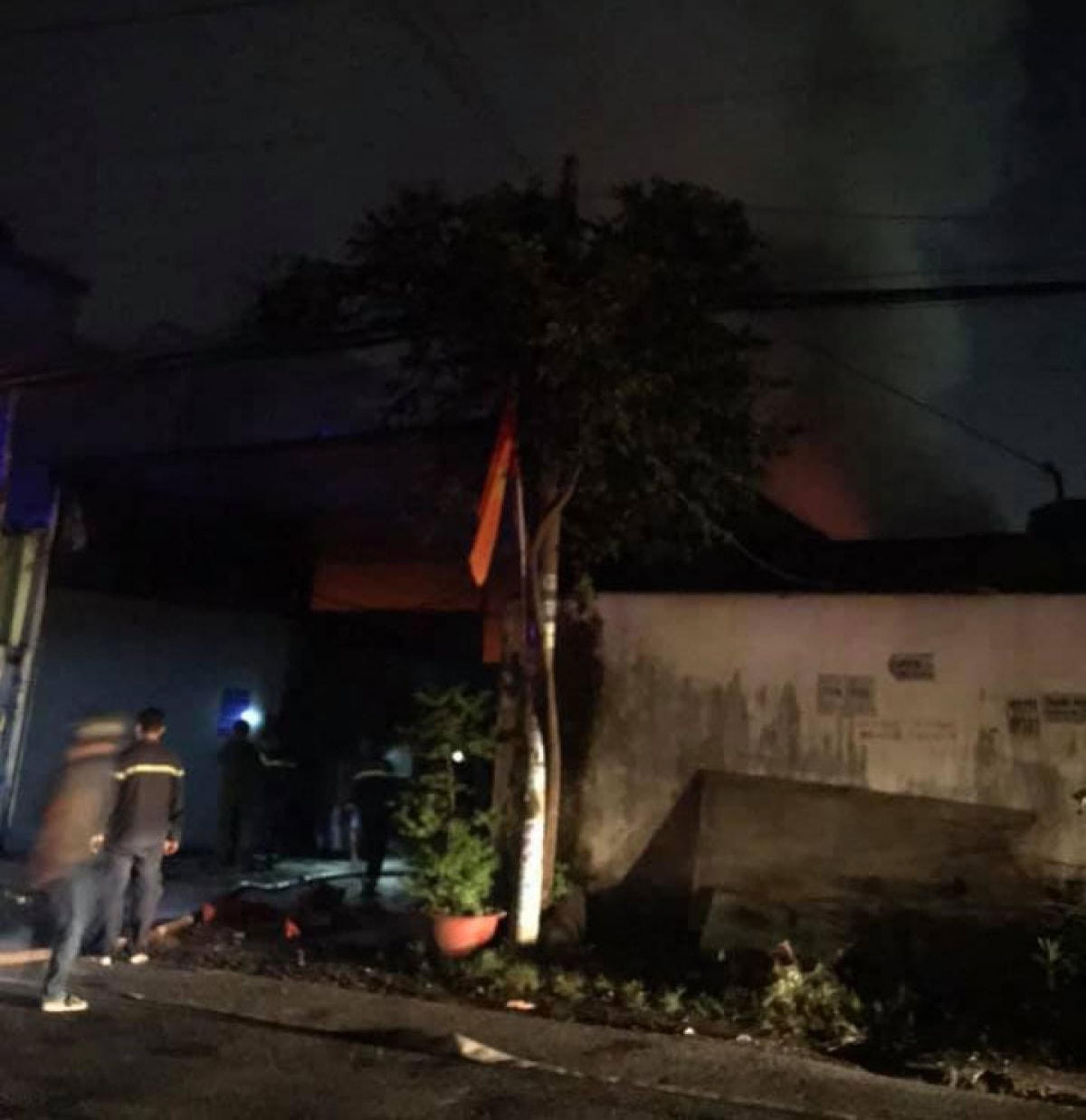 Vụ cháy thiêu rụi kho xưởng cùng nhiều hàng hóa.