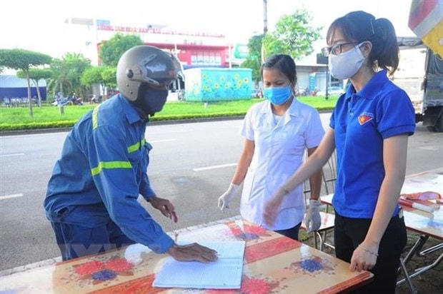 Người dân phải khai báo y tế tại các chốt kiểm soát ra vào thành phố Hải Dương. Ảnh: TTXVN.