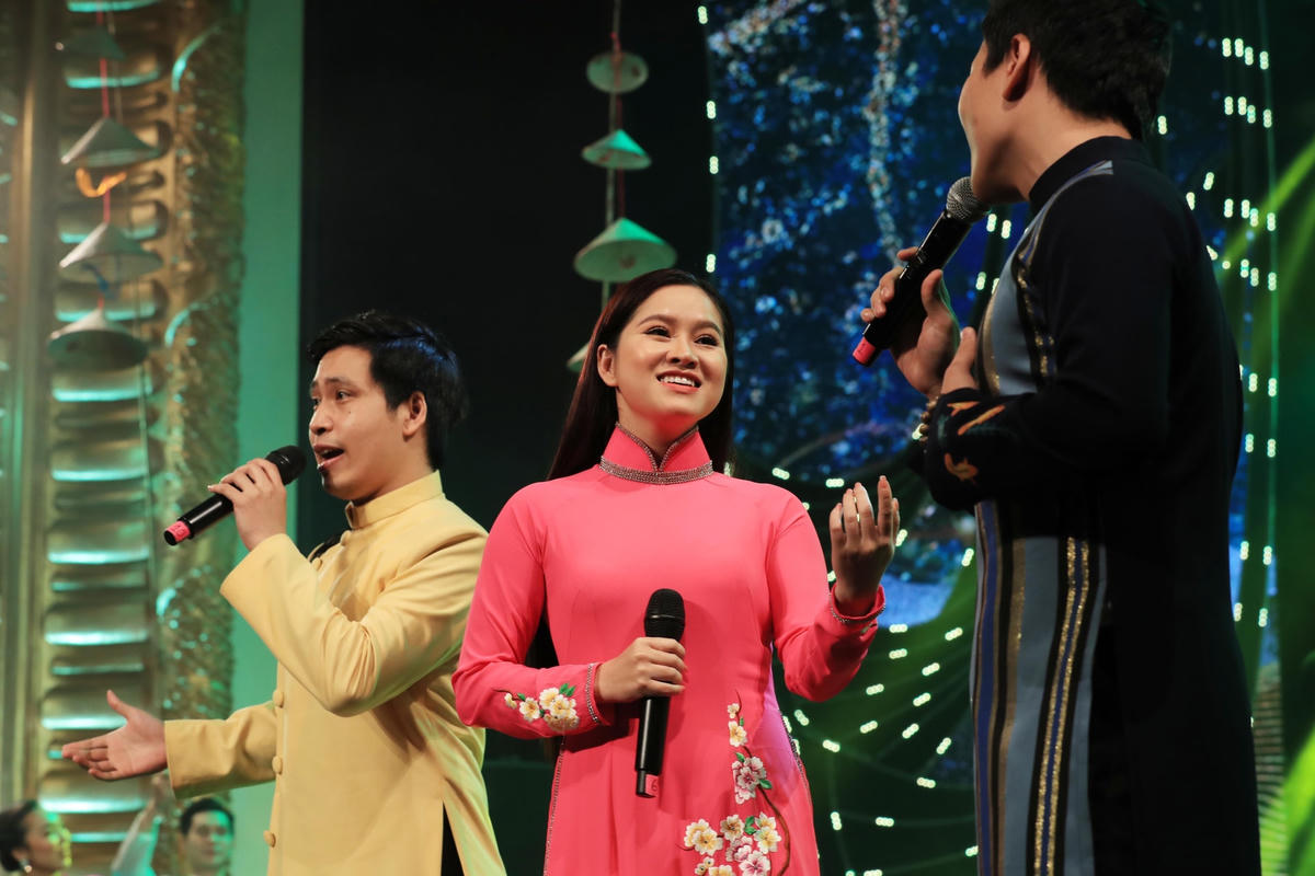 Nhiều tiết mục đặc sắc được các nghệ sĩ gửi đến các kiều bào thông qua chương trình.