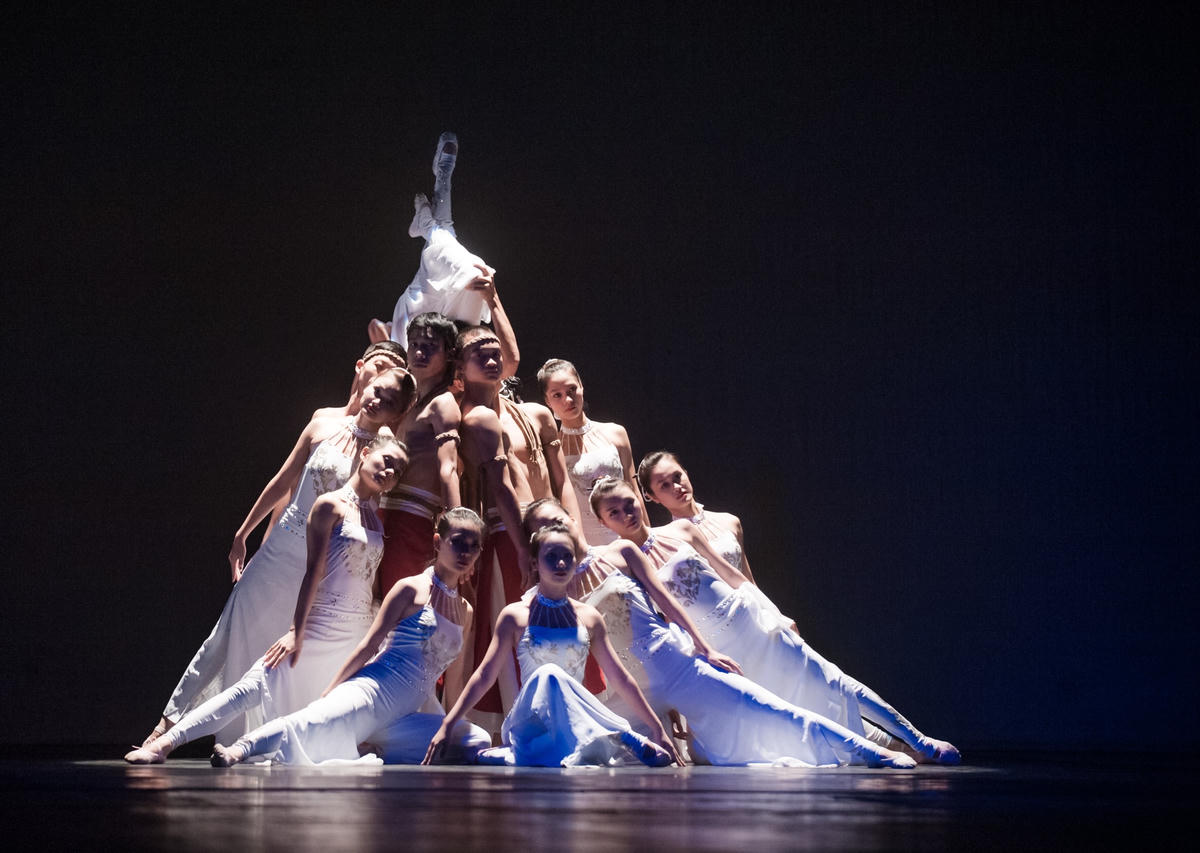 Học sinh trường múa.