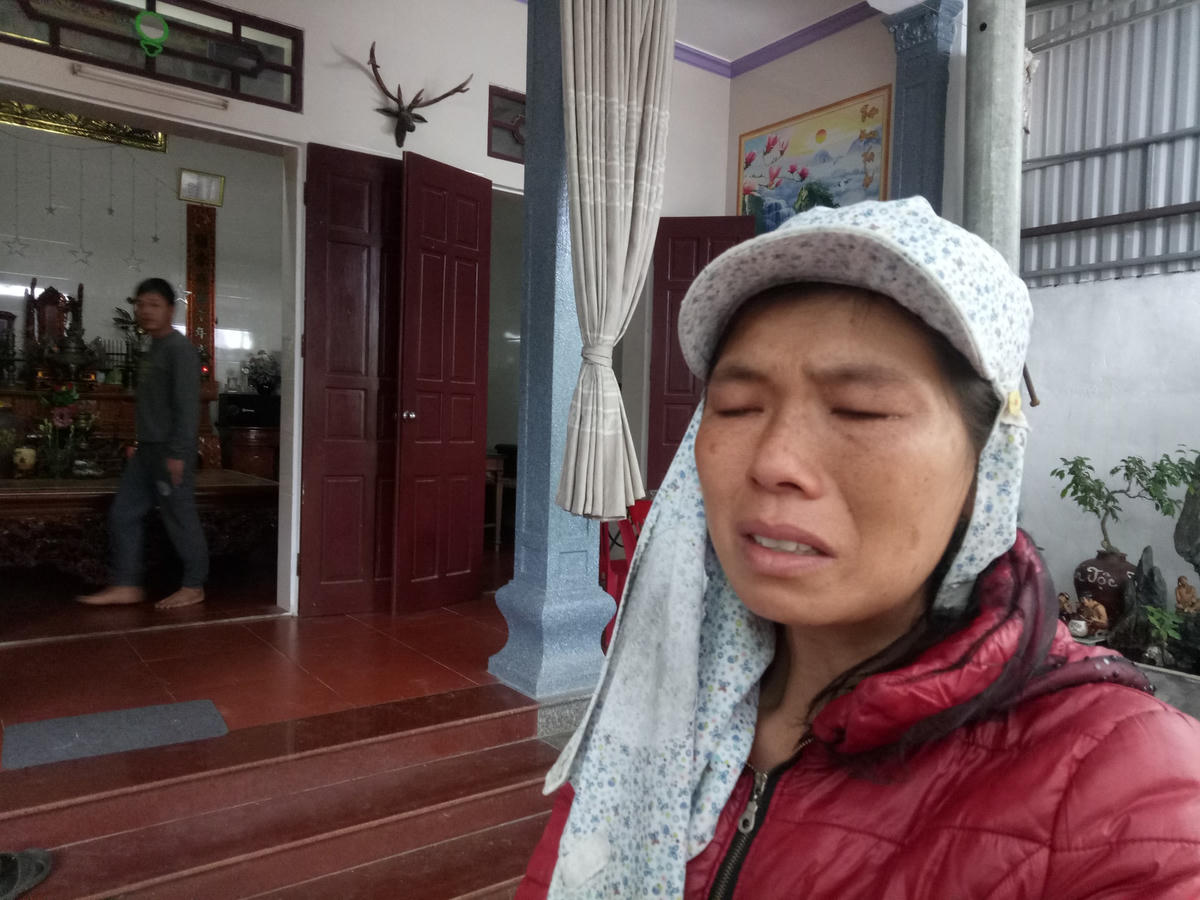 Cô Hoàng Thị Hồng, dì ruột thượng tá Quế khóc nghẹn khi biết tin cháu mình gặp nạn.