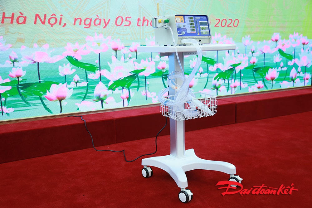 Dự án sản xuất 2000 máy thở này do Đại học Văn Lang và Tập đoàn Vạn Thịnh Phát đầu tư 100% kinh phí với mục đích tặng cho Chính phủ Việt Nam.