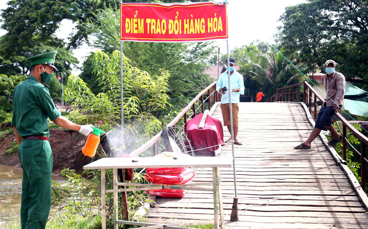 Điểm trao đổi hàng hoá cách ly người dân biên giới Đồng Tháp.