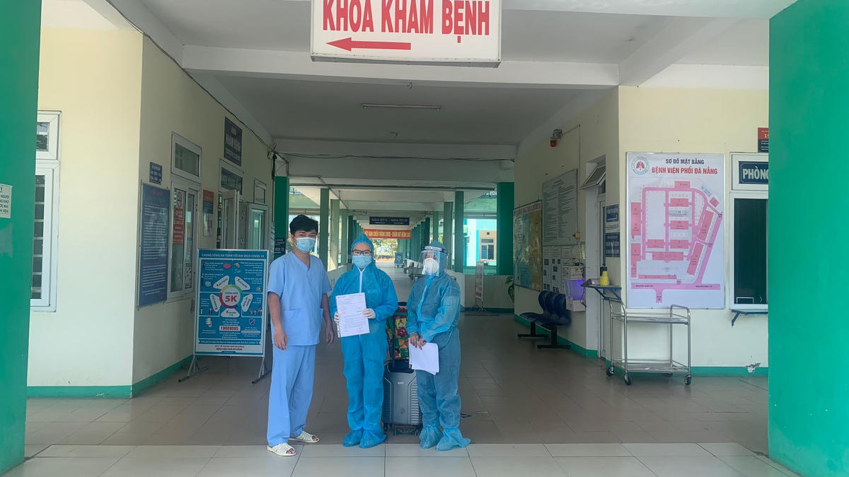 Bệnh viện Phổi Đà Nẵng công bố khỏi bệnh, cho ra viện bệnh nhân Covid-19 sáng 2/6. Ảnh Bệnh viện Phổi Đà Nẵng cung cấp.