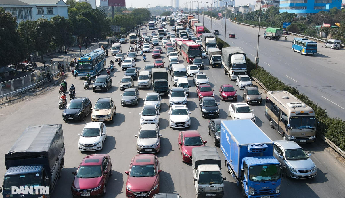 Tại khu vực lối lên cầu Thanh Trì, dòng phương tiện nối đuôi nhau nhích từng chút.  