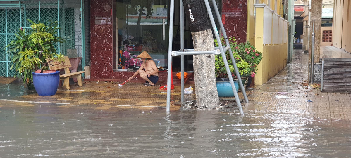 Mưa cực lớn, TP Bạc Liêu chìm trong biển nước, xe tắt máy hàng loạt