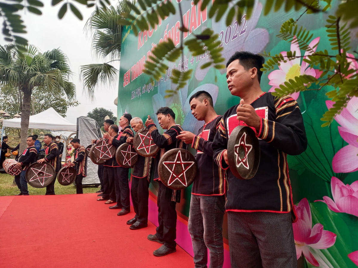 Nhiều tiết mục văn nghệ đặc sắc của đồng bào các dân tộc đang sinh hoạt hàng ngày tại Làng Văn hóa.