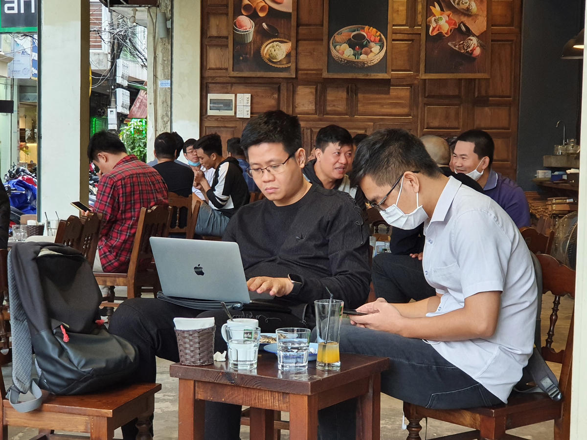 Các quán cà phê đông nghẹt.