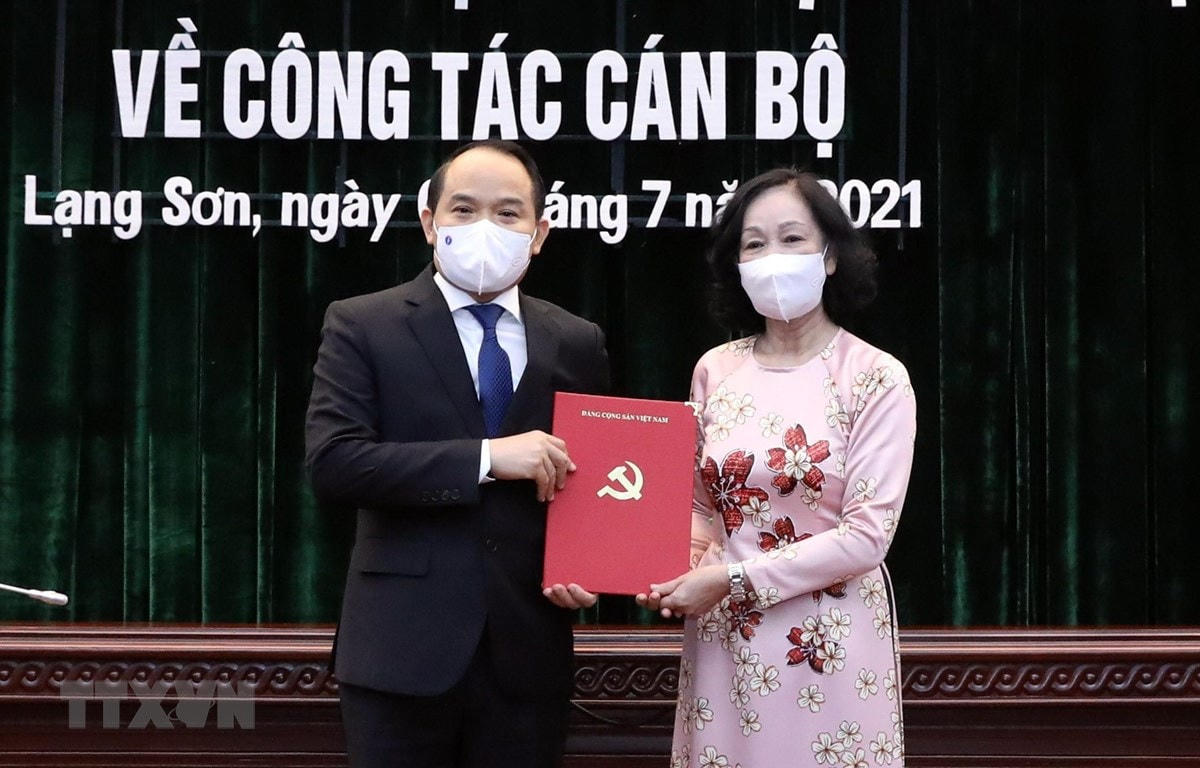 Bà Trương Thị Mai, Ủy viên Bộ Chính trị, Bí thư Trung ương Đảng, Trưởng Ban Tổ chức Trung ương trao Quyết định cho ông Nguyễn Quốc Đoàn giữ chức Bí thư Tỉnh ủy Lạng Sơn nhiệm kỳ 2020-2025. Ảnh: TTXVN.