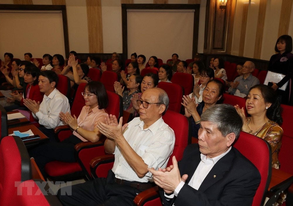 Cử tri Tổ dân phố số 8 phường Nguyễn Du dự Hội nghị lấy ý kiến nhận xét và tín nhiệm cử tri nơi cư trú đối với người ứng cử đại biểu Quốc hội khóa XV. Ảnh: Trí Dũng/TTXVN.
