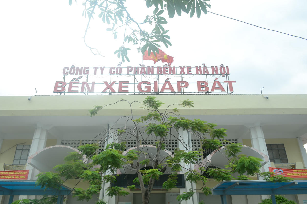 Theo ghi nhận của PV Báo Đại Đoàn Kết online sáng 13/10, các bến xe trên địa bàn Hà Nội vẫn đóng cửa chưa được hoạt động trở lại.