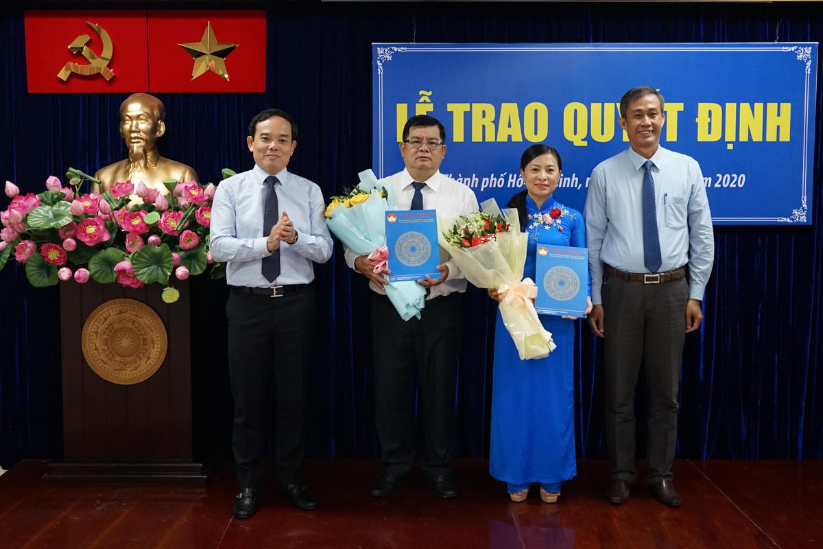 Phó Bí thư Thường trực Thành ủy TP HCM Trần Lưu Quang và Trưởng Ban Công tác phía Nam - Ủy ban MTTQ Việt Nam Võ Văn Thiện trao quyết định công nhận hai Phó chủ tịch Ủy ban MTTQ Việt Nam TP HCM.
