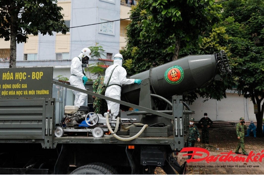 Toàn bộ các chiến sỹ tham gia phun khử khuẩn đều mặc đồ bảo hộ đảm bảo an toàn trong suốt quá trình thực hiện nhiệm vụ tại Bệnh viện Bệnh Nhiệt đới Trung ương cơ sở Đông Anh. Ảnh: Quang Vinh. 