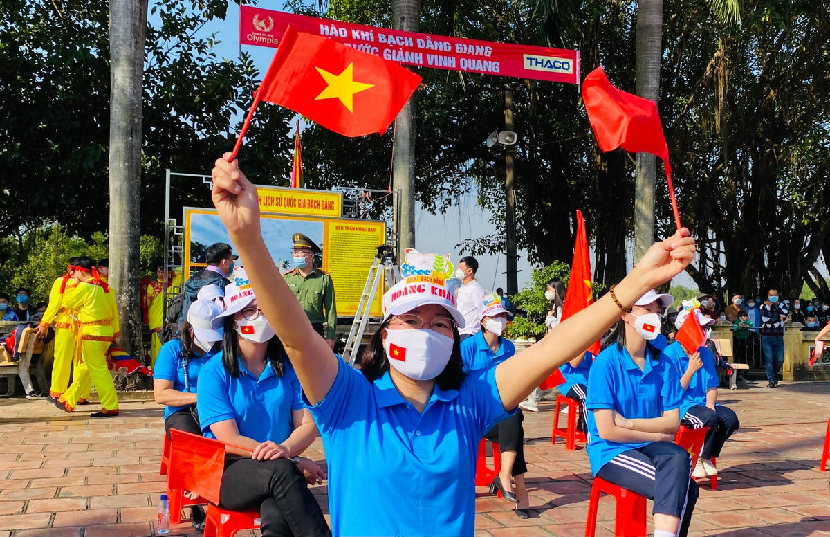 Giáo viên, học sinh trường THPT Bạch Đằng chính là nguồn năng lượng lớn nhất cổ vũ cho Hoàng Khánh tại Điểm cầu Quảng Ninh.