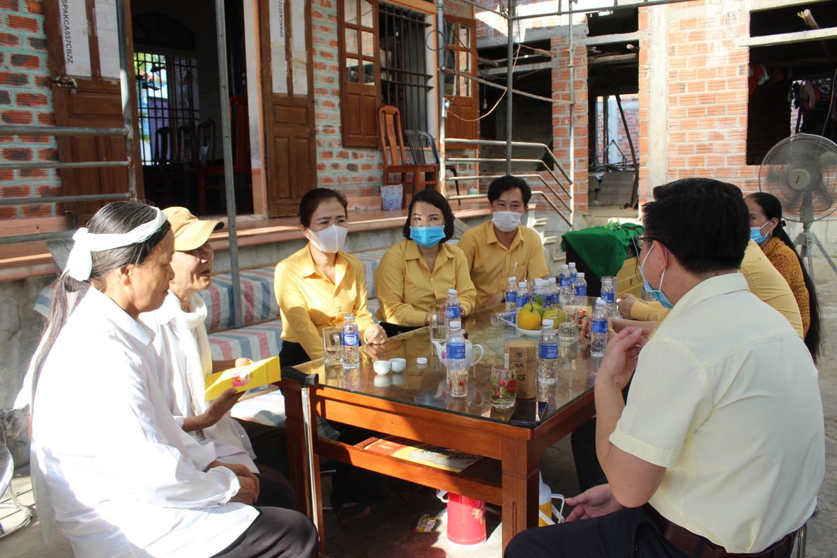 Chủ tịch Ủy ban MTTQ tỉnh Nghệ An cùng đoàn công tác đã gửi lời chia buồn đến gia đình em Nguyễn Văn Nha, nam sinh quên mình cứu bạn