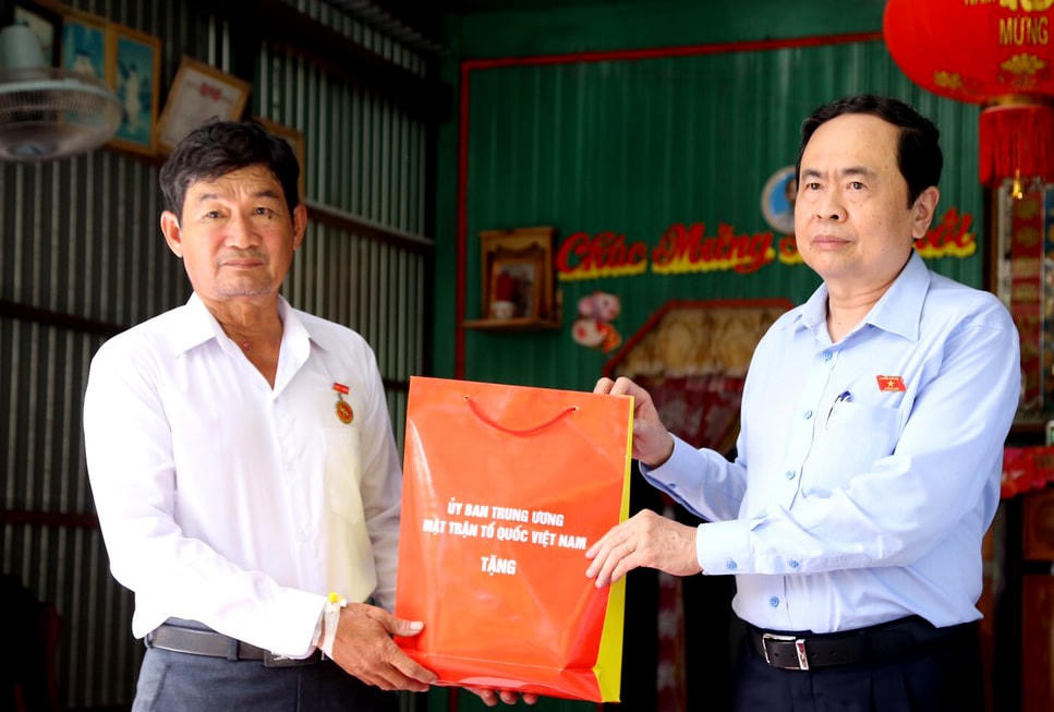 Chủ tịch Trần Thanh Mẫn đến thăm hỏi và tặng quà ông Lê Thành Ngọc, thương bình 4/4, thị trấn Vĩnh Thạnh, huyện Vĩnh Thạnh. 