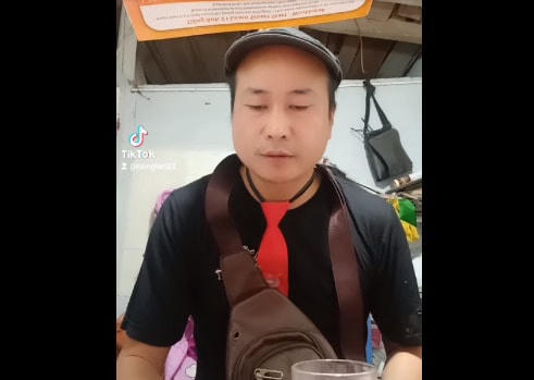 Thầy giáo Ngô Công Tấn đang khấn cầu lương tháng 13. Ảnh cắt từ clip.
