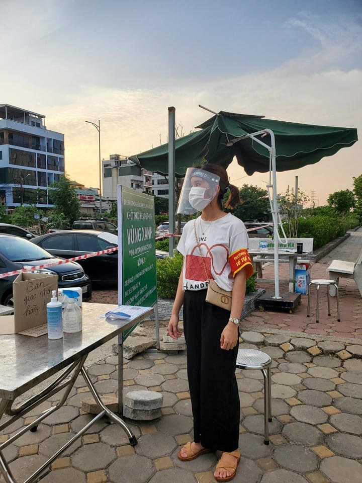 Chị Phan Thị Bình cư dân chung cư 987 Tam Trinh cho biết: “ Khi được biết chung cư lập chốt vùng xanh, để đảm bảo phòng dịch Covid-19 cho cư dân của tòa nhà. Chúng tôi rất vui mừng vì sự quan tâm của ban quản lý, tôi và đội tình nguyện của tòa nhà cũng xin tham gia cùng trong những lúc rảnh rỗi. Mỗi tầng chung cư đều có tình nguyện viên, mỗi người sẽ phụ trách 2h/ ngày, kiểm tra người ra, vào của tòa nhà”.