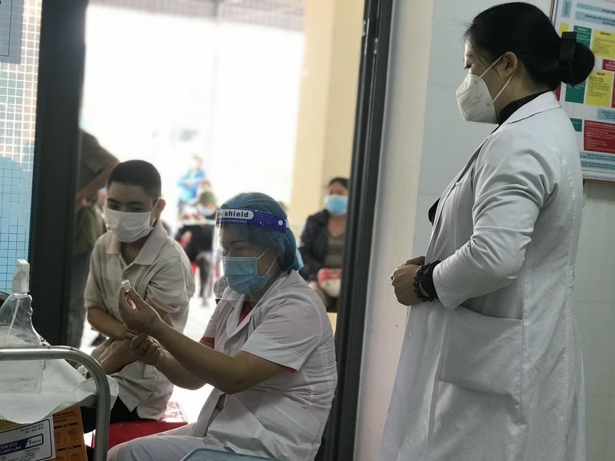 Bác sĩ Phạm Thị Hồng Lam cùng tổ truy vết tại các “điểm nóng” chống dịch.  